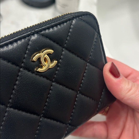 Designer-inspired mini zip wallet - Picture 3 of 8